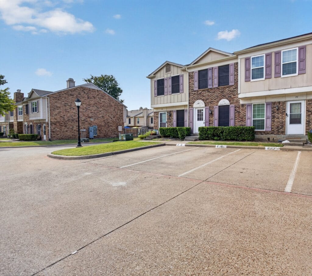 621 Carriagehouse Ln #8F property