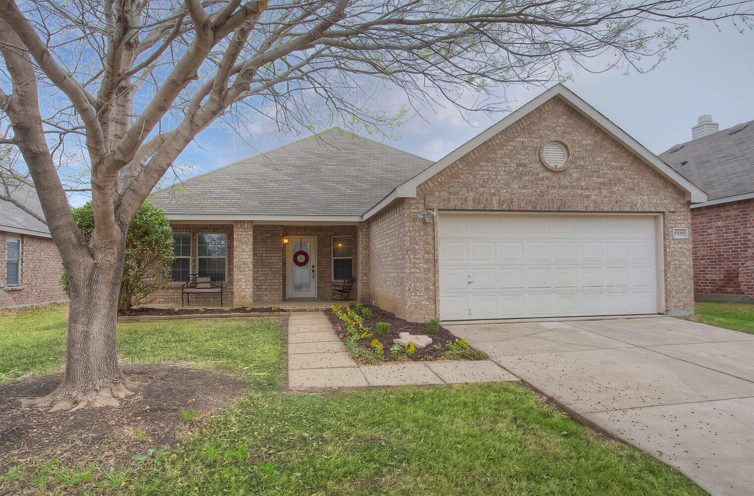 1929 Creek Crossing Drive, Fort Worth, TX 76247 - Seller 14 1929 Creek Crossing Drive property photo 12